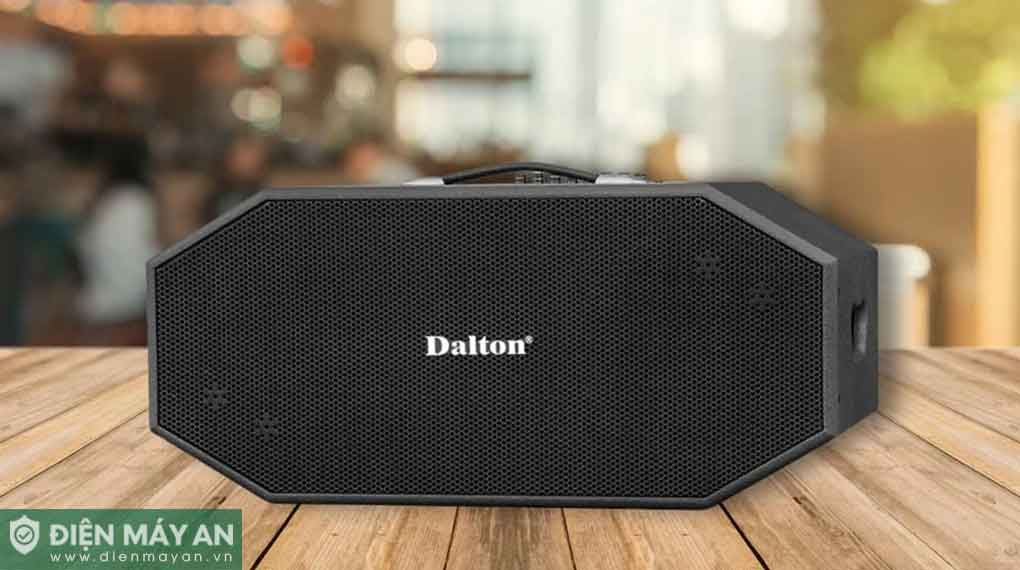 Loa karaoke Dalton màu đen đặt trên mặt bàn gỗ trong không gian quán cà phê
